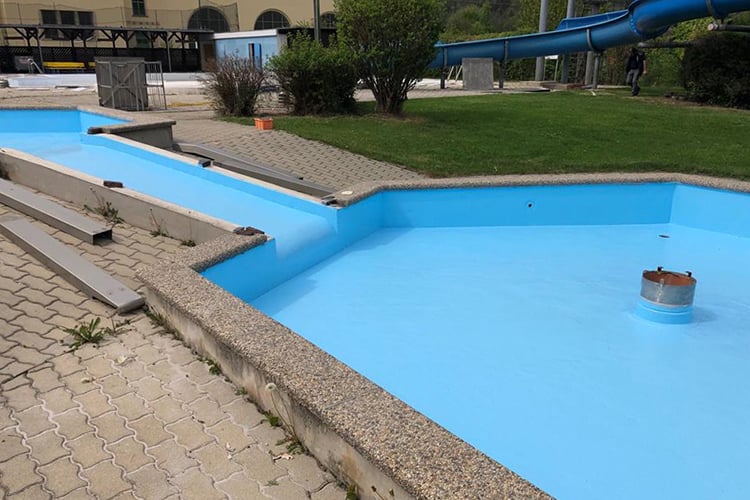 Application of polyurea Urespray P-500 for swimming pools and fountains
